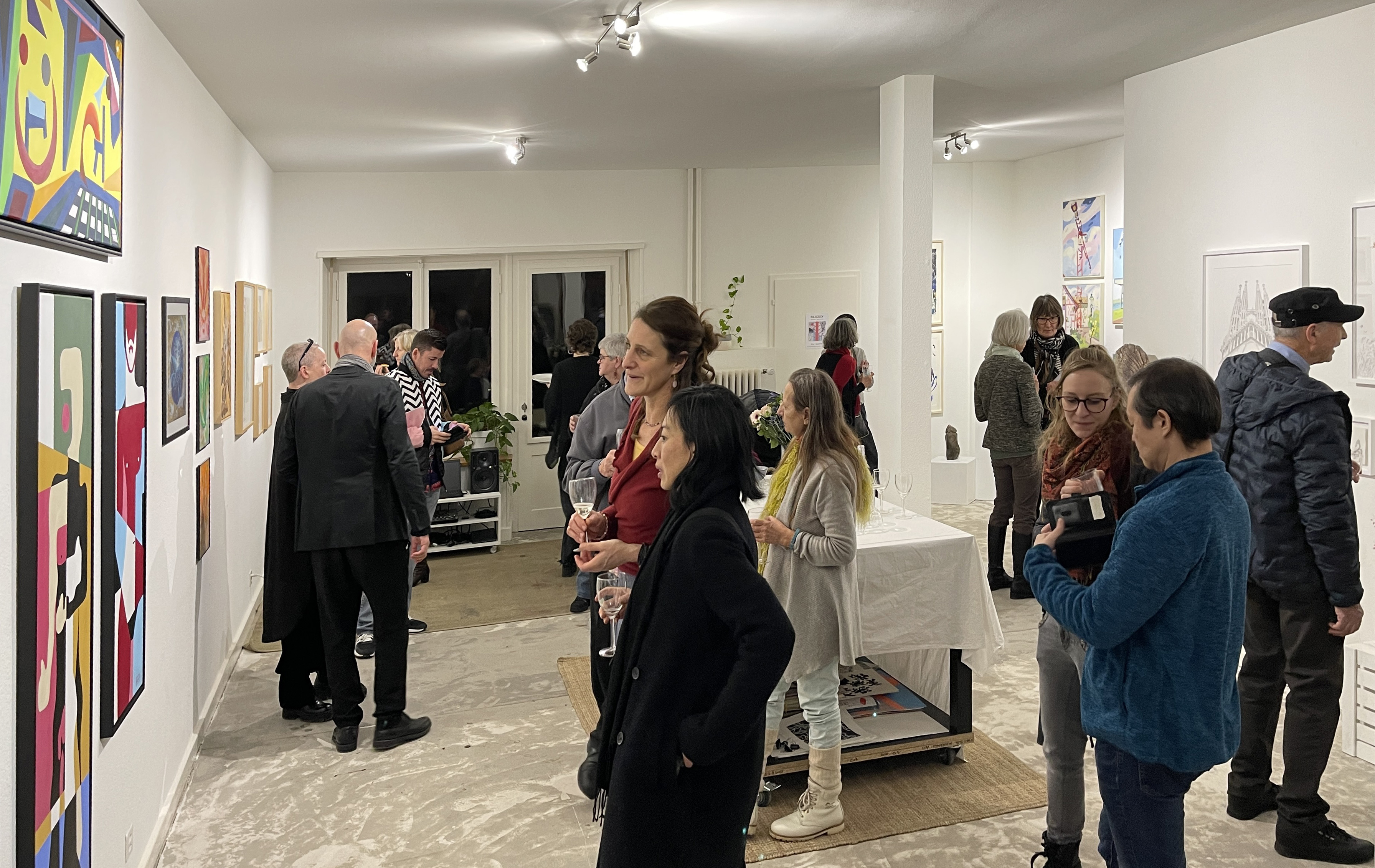 2023: Vernissagebesucher in der Galerie Numas Igra